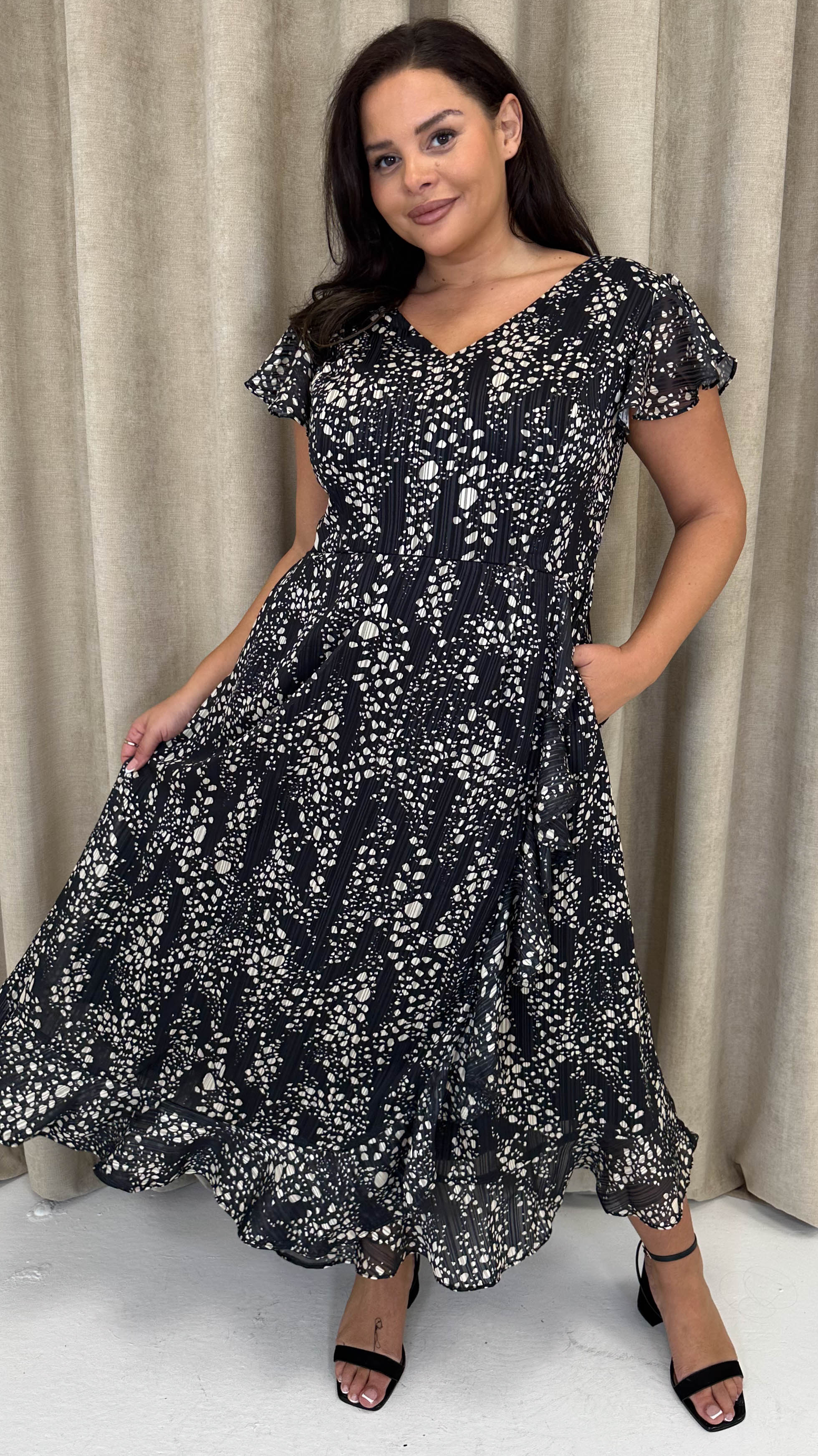 CurveWow Printed Flutter Sleeve Midaxi Dress Black - Insurauncei