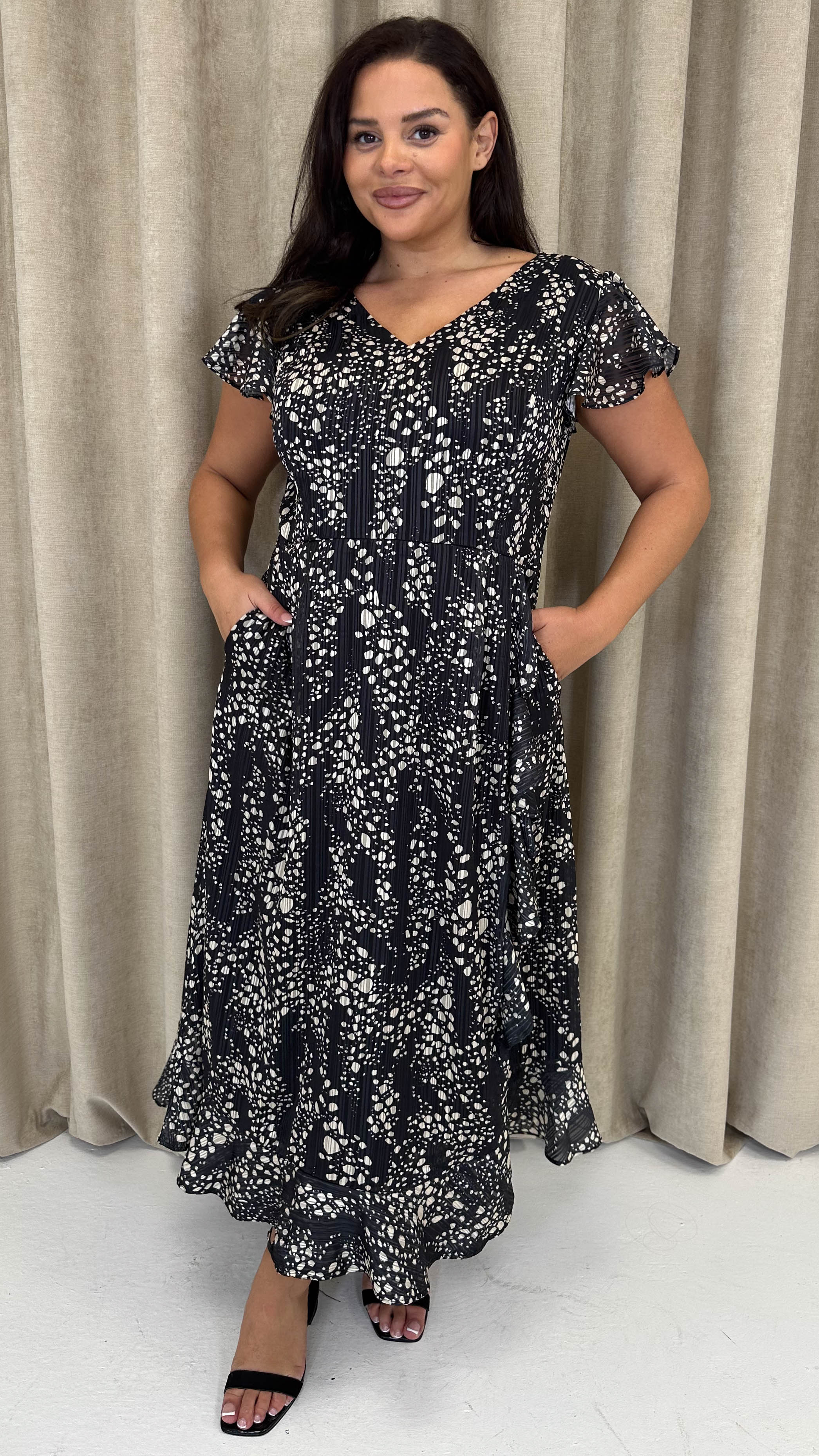 CurveWow Printed Flutter Sleeve Midaxi Dress Black - Insurauncei