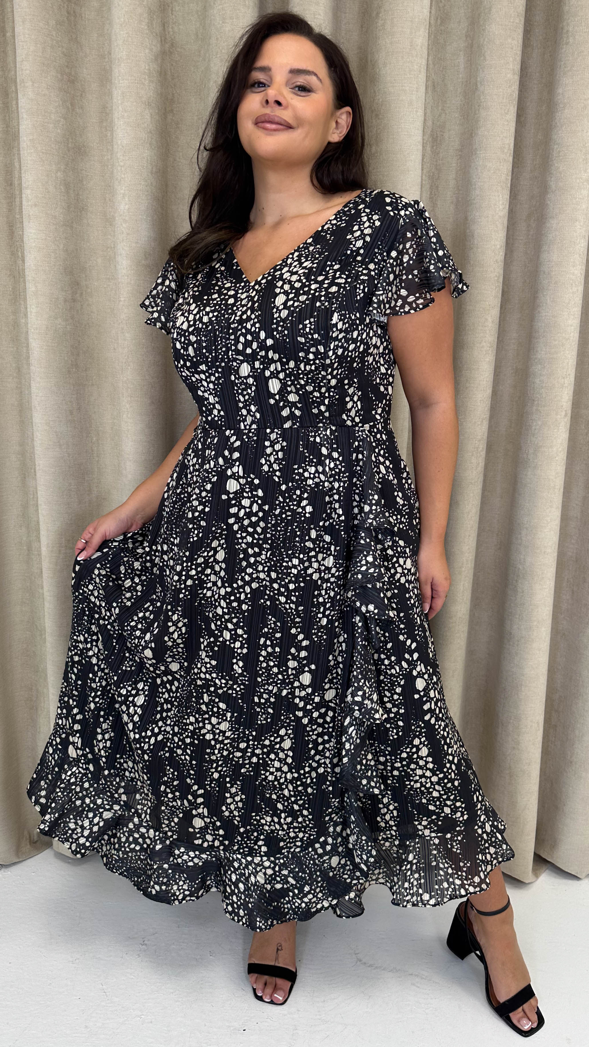 CurveWow Printed Flutter Sleeve Midaxi Dress Black - Insurauncei