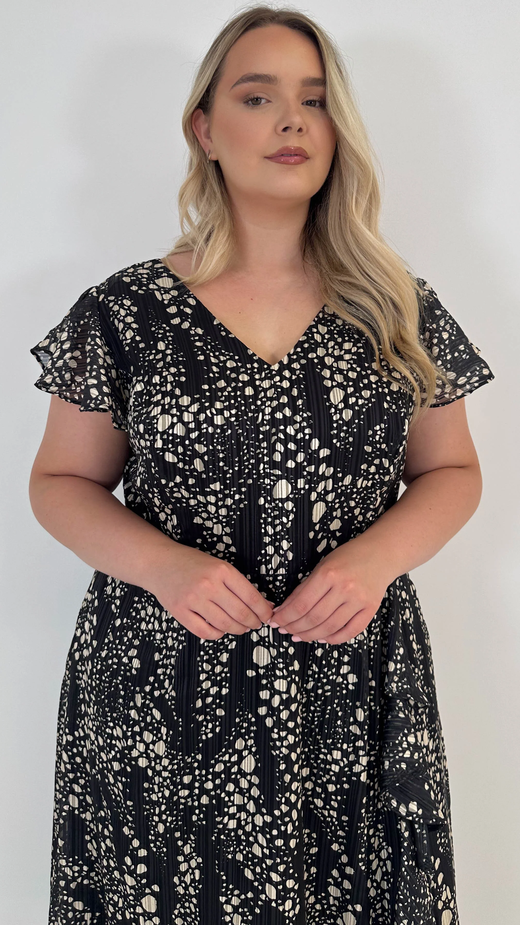 CurveWow Printed Flutter Sleeve Midaxi Dress Black - Insurauncei