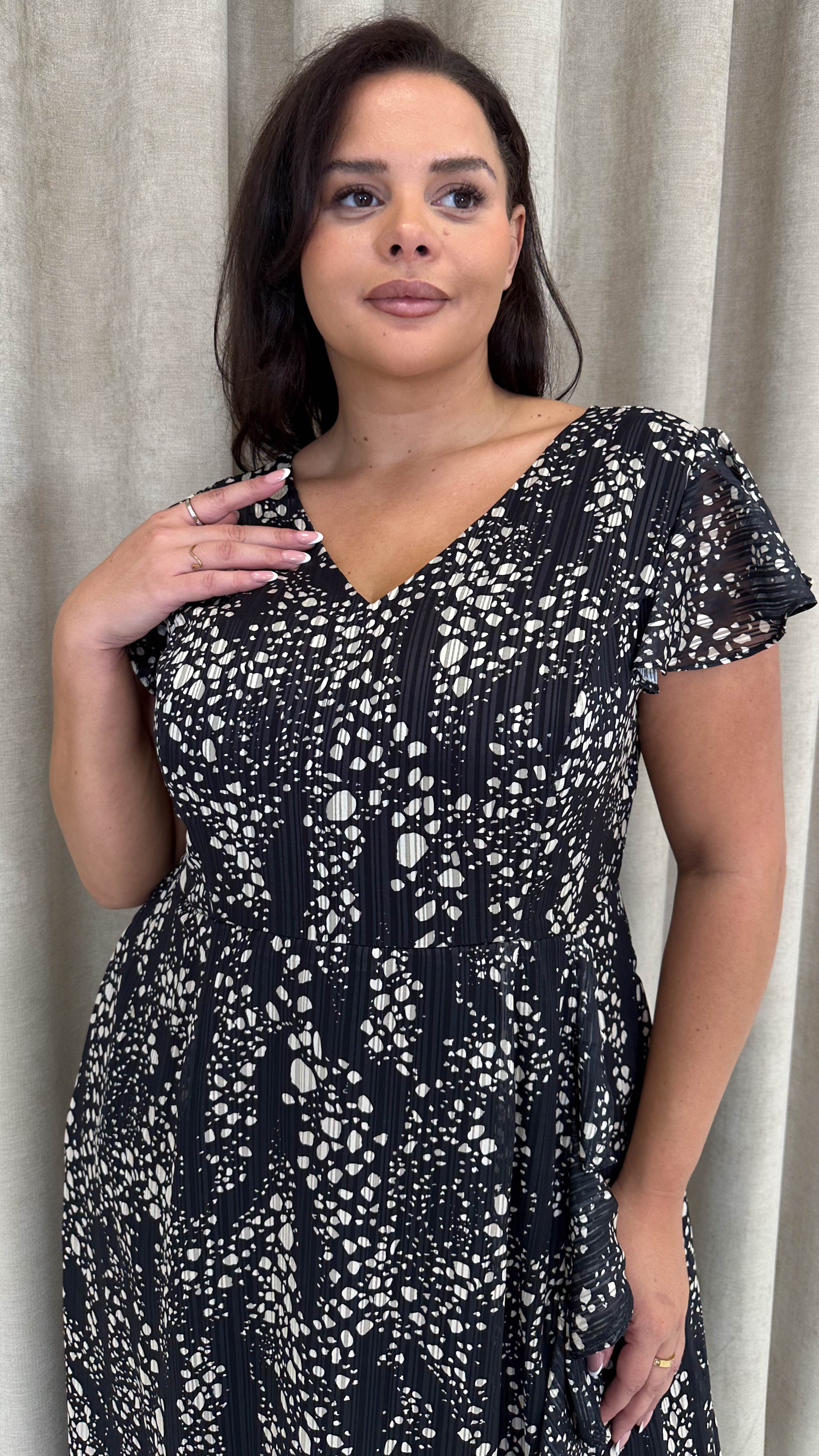 CurveWow Printed Flutter Sleeve Midaxi Dress Black - Insurauncei