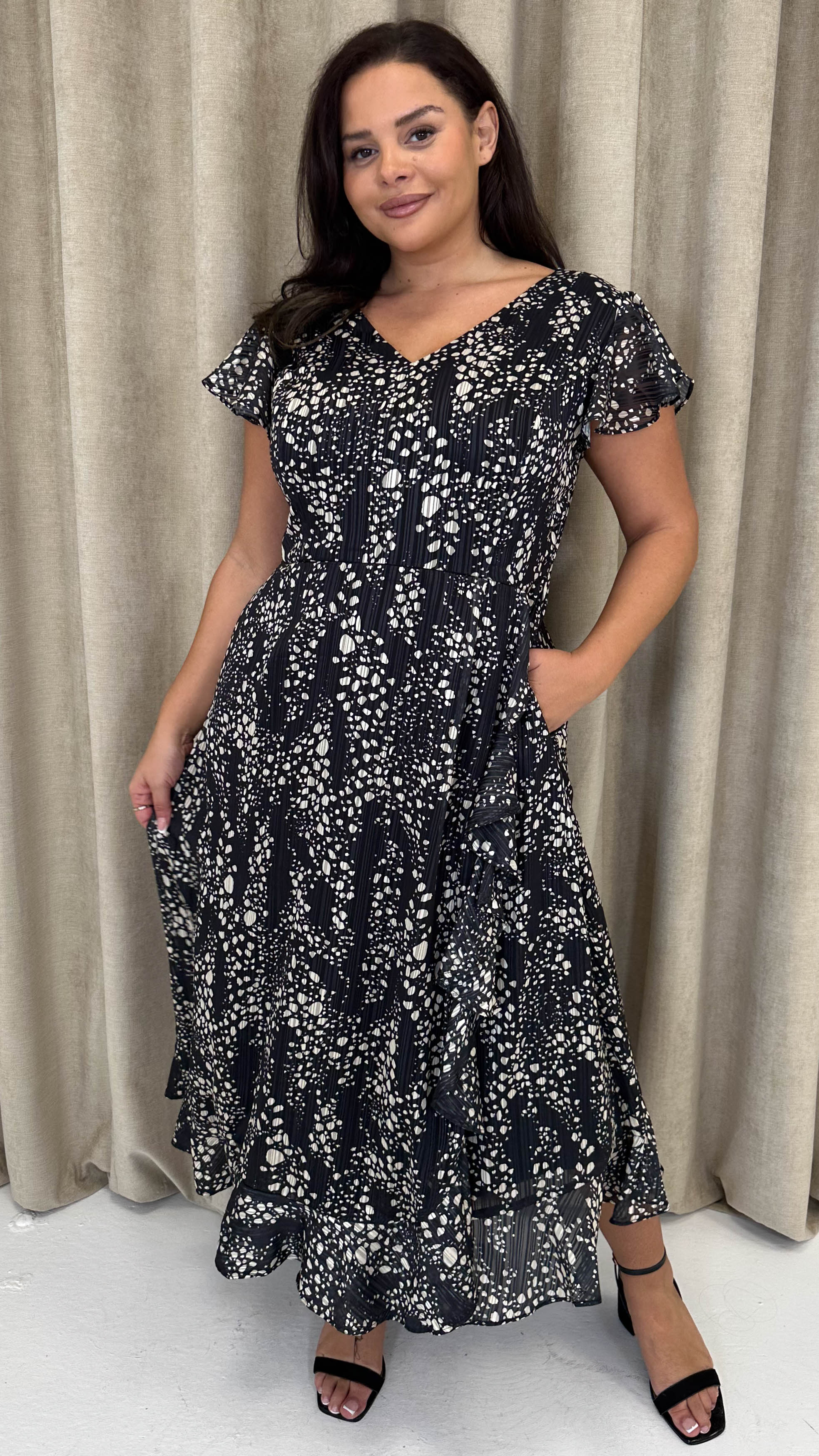 CurveWow Printed Flutter Sleeve Midaxi Dress Black - Insurauncei