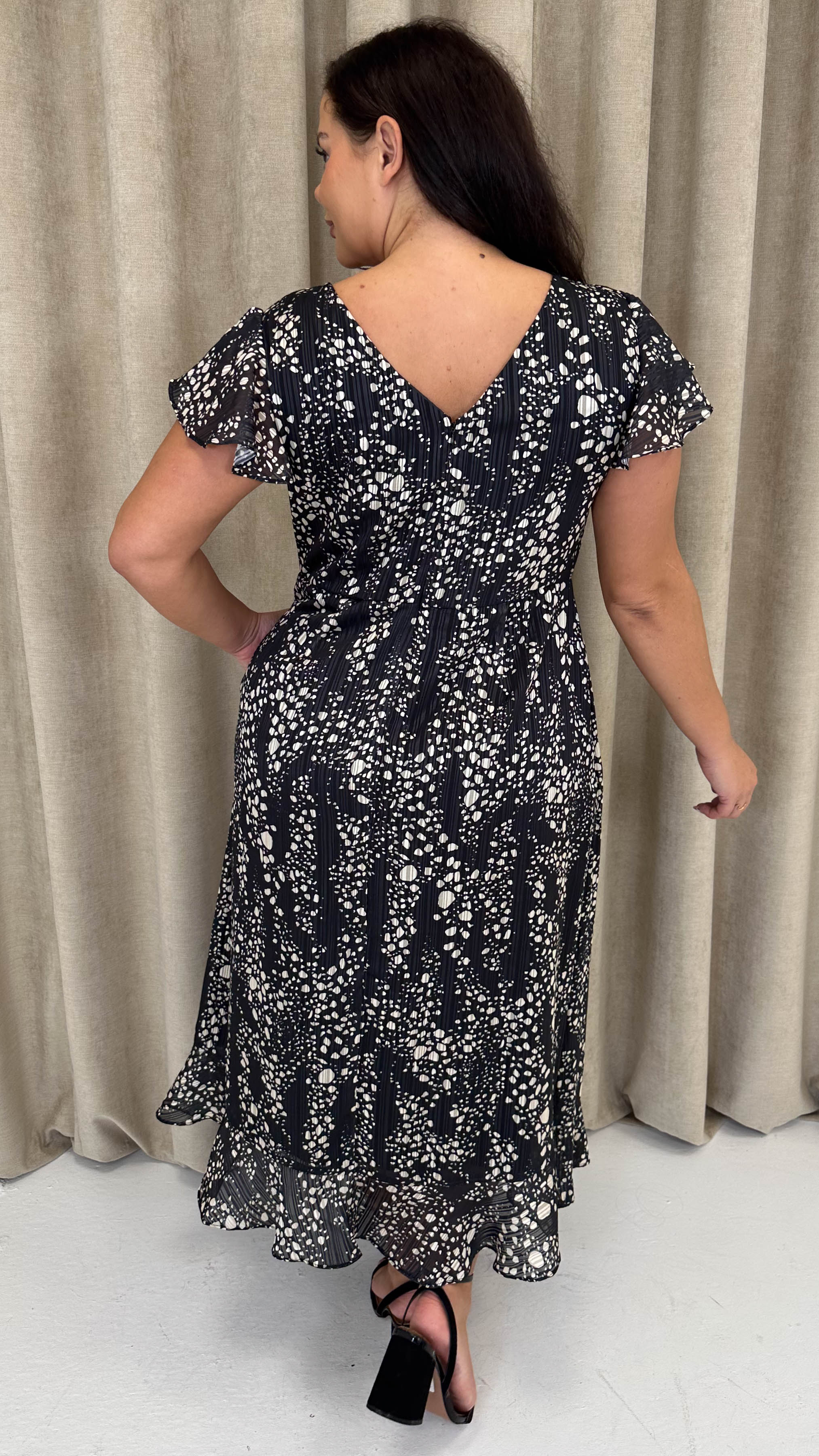 CurveWow Printed Flutter Sleeve Midaxi Dress Black - Insurauncei