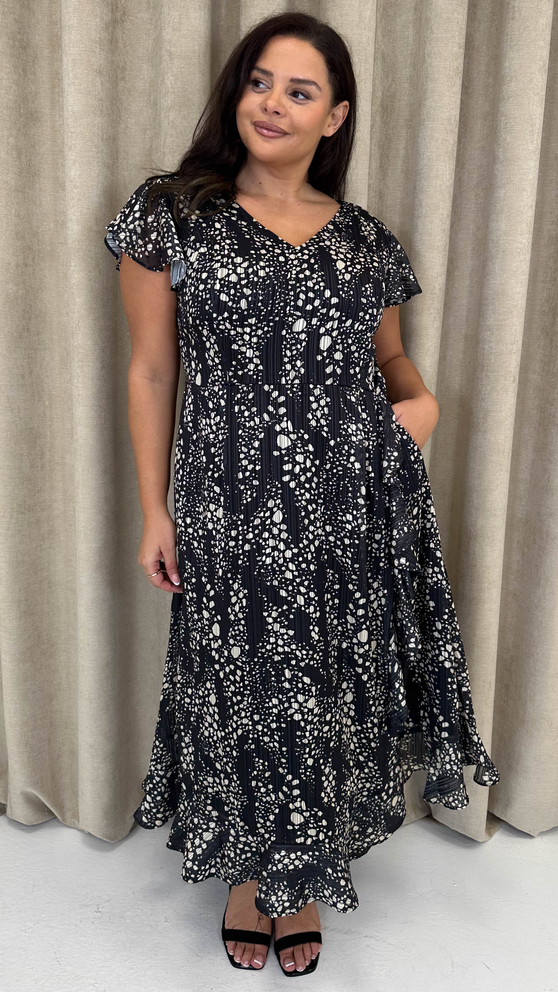 CurveWow Printed Flutter Sleeve Midaxi Dress Black - Insurauncei