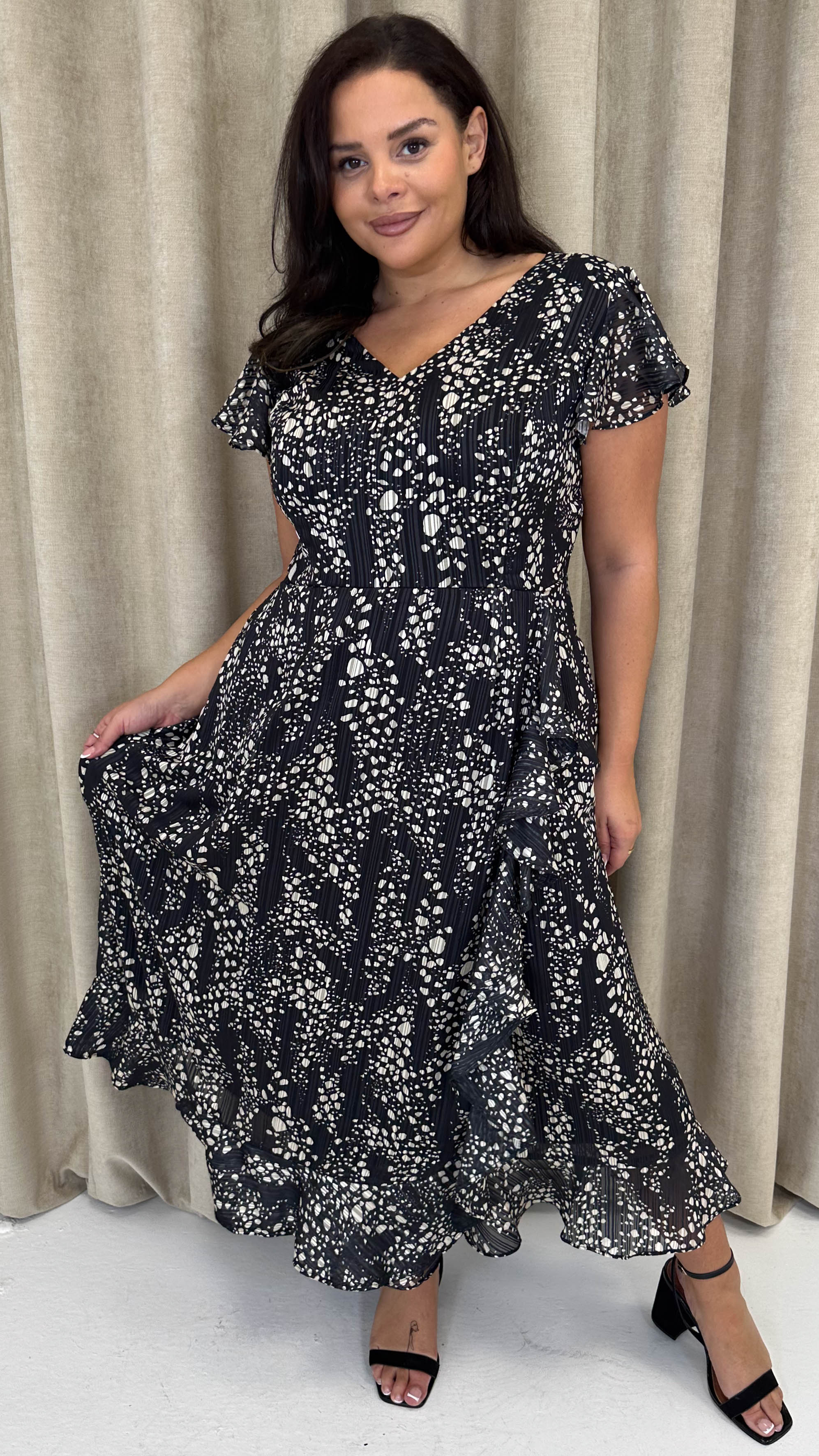 CurveWow Printed Flutter Sleeve Midaxi Dress Black - Insurauncei