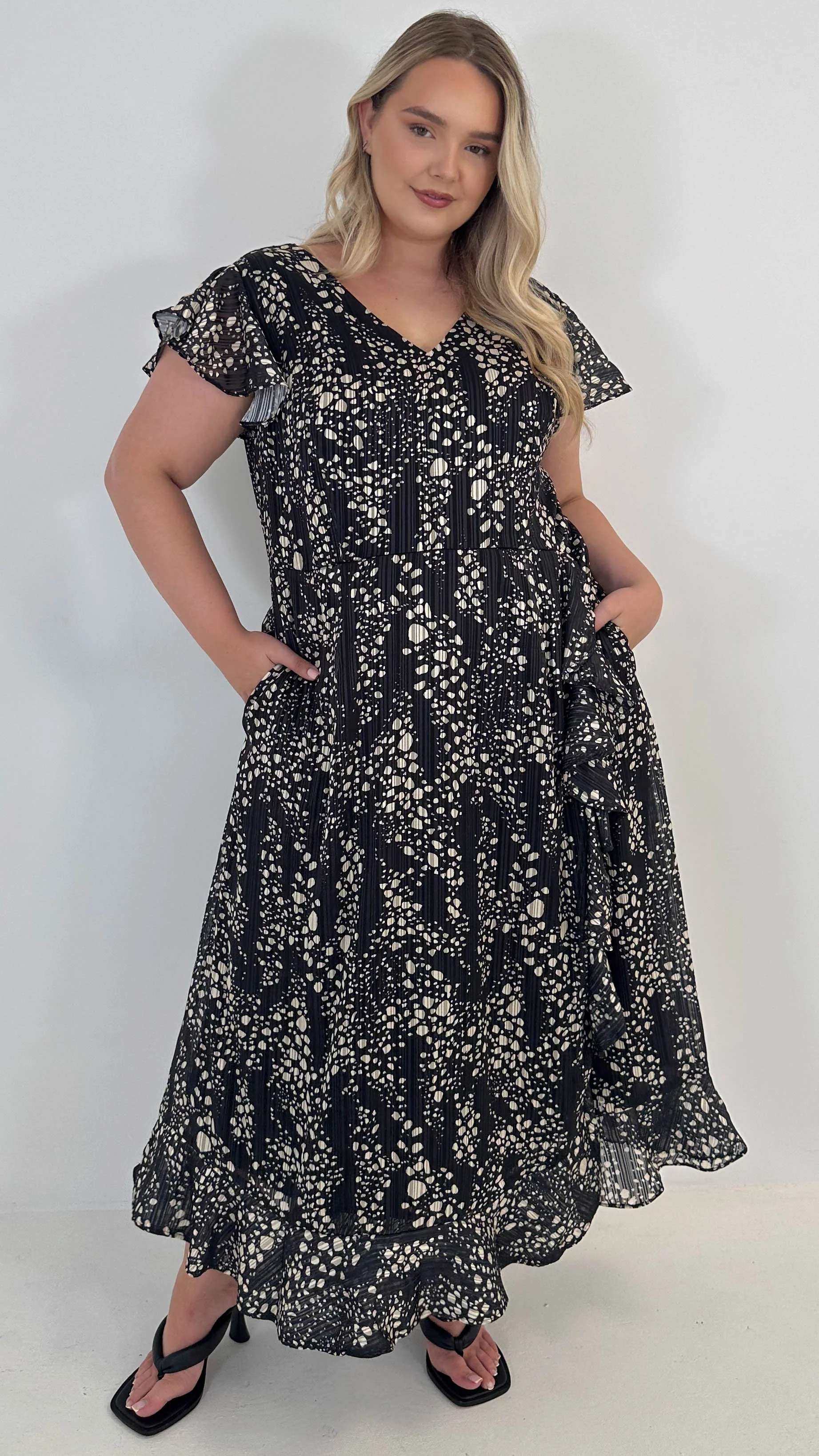 CurveWow Printed Flutter Sleeve Midaxi Dress Black - Insurauncei